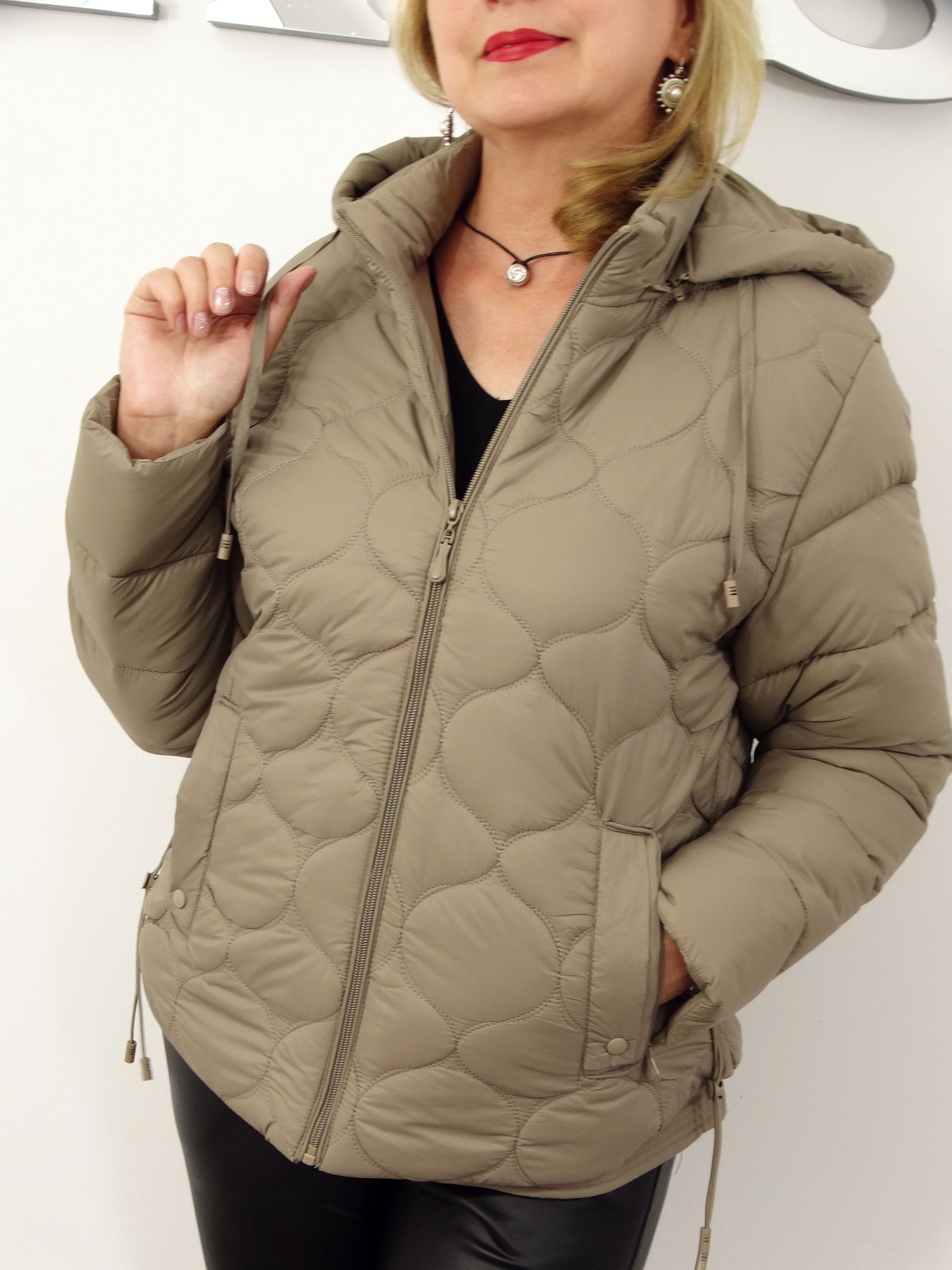 Kurtka Damska Pikowana Przejściowa z Kapturem NIKITA od 42 do 52 beżowy - obrazek 4