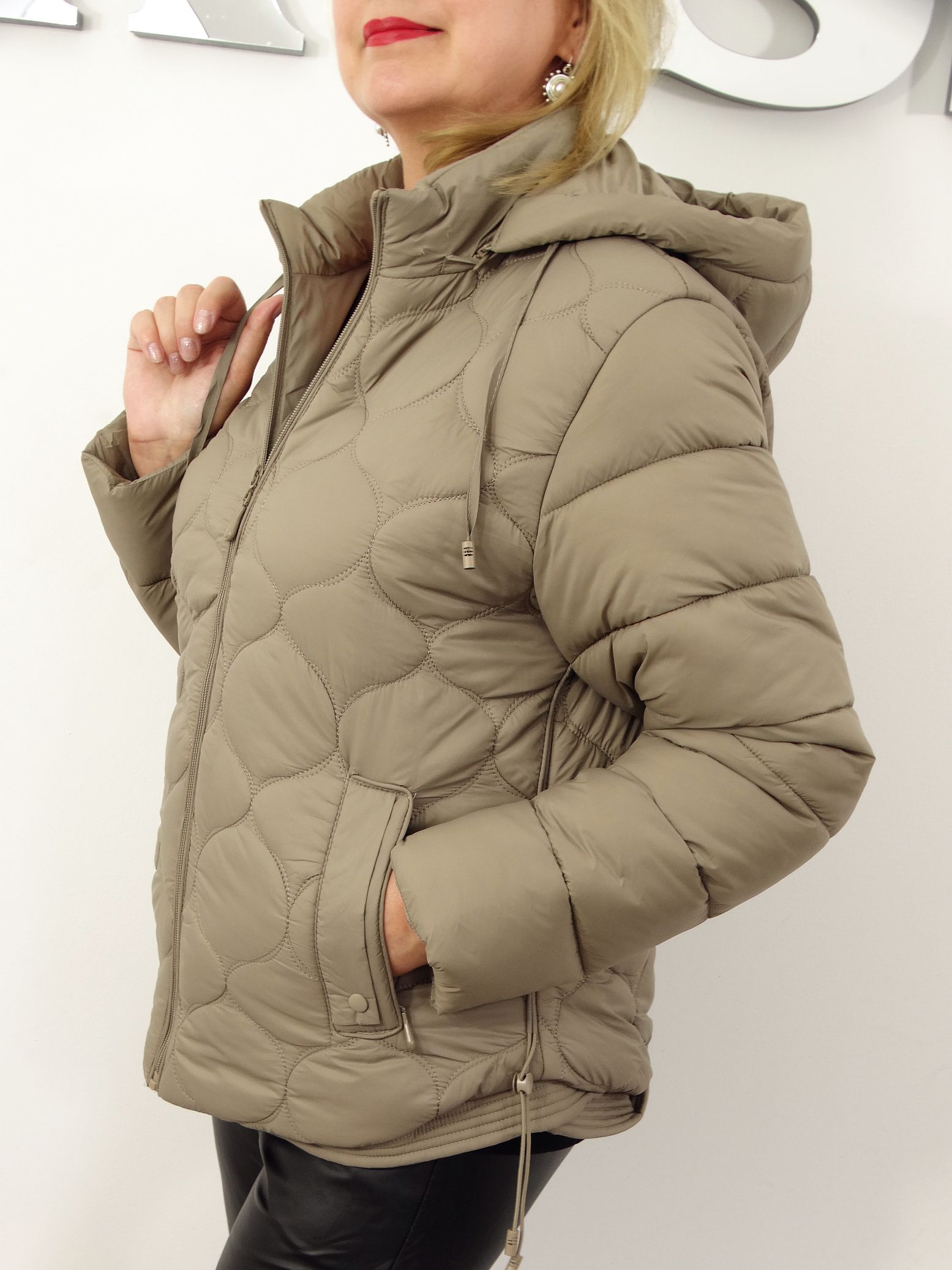 Kurtka Damska Pikowana Przejściowa z Kapturem NIKITA od 42 do 52 beżowy - obrazek 5