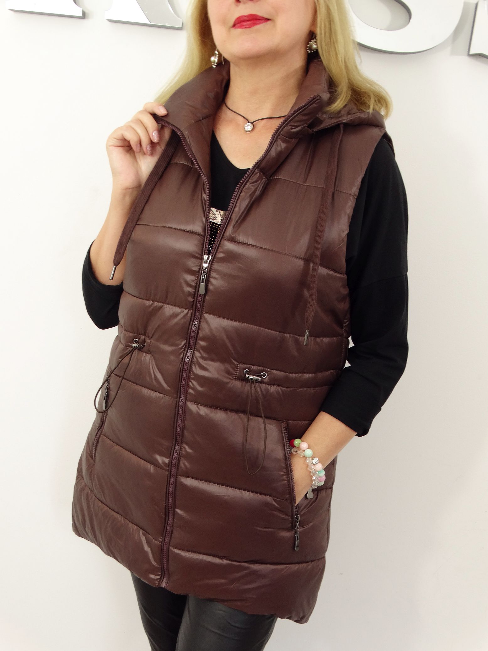 Kamizelka Pikowana Bezrękawnik z Odpinanym Kapturem AURELIA od 40 do 50 czekoladowa - obrazek 4
