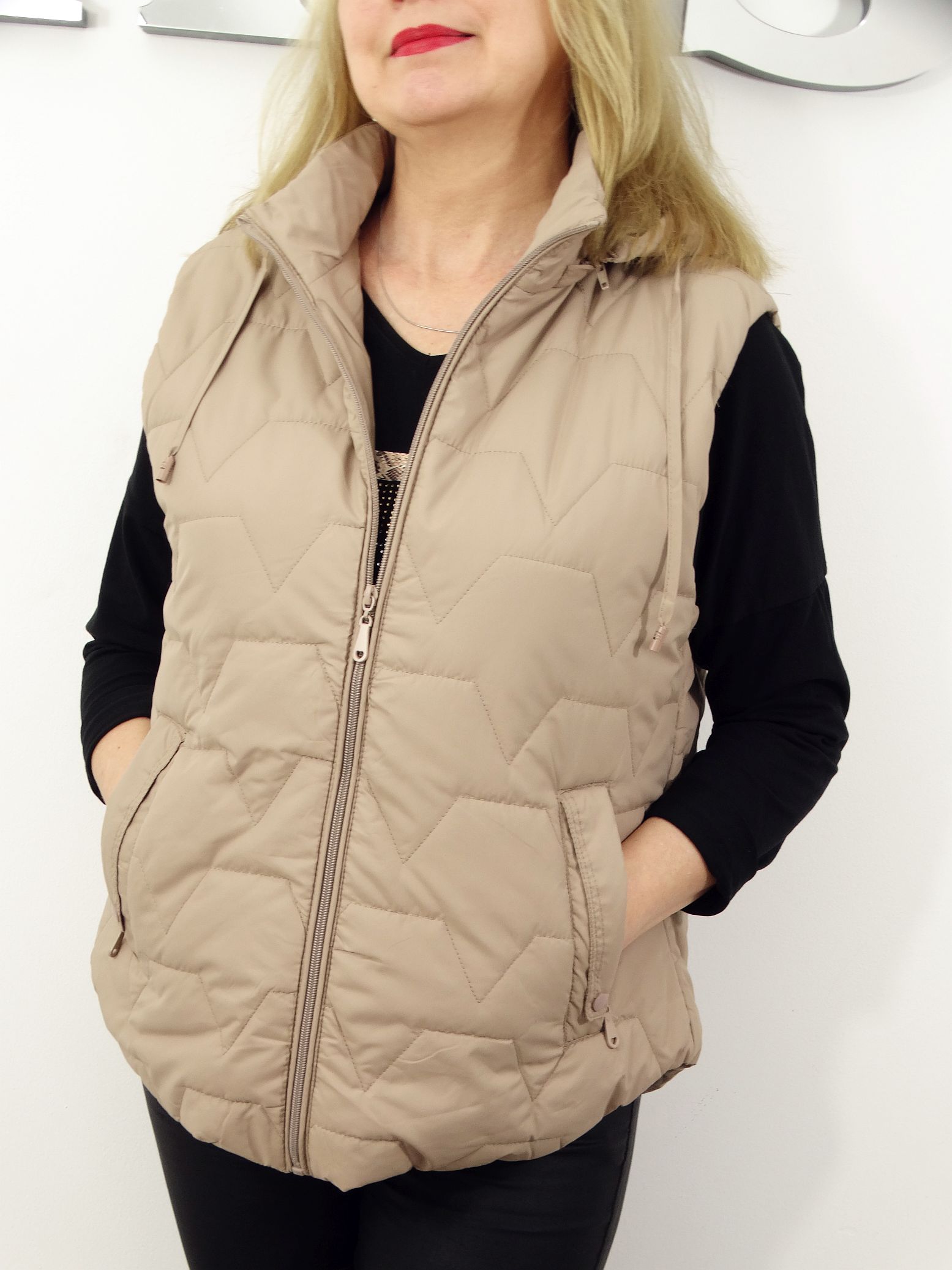 Kamizelka Wiosenna Bezrękawnik z Odpinanym Kapturem TRISS od 44 do 54 beżowa - obrazek 4