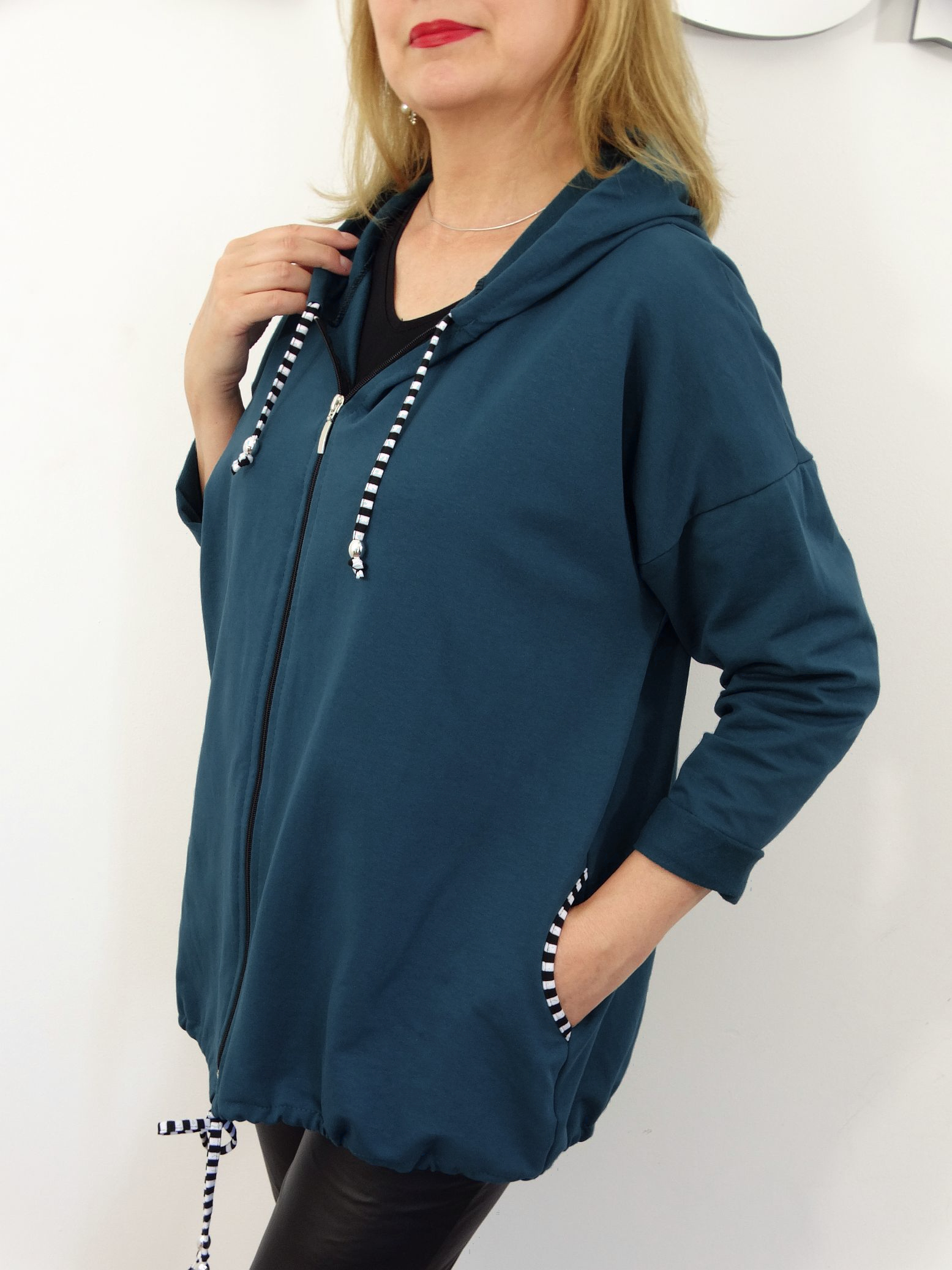 Lekka Bawełniana Bluza z Kapturem MIKA rozmiary od 48 do 54 ciemno-morska - obrazek 3