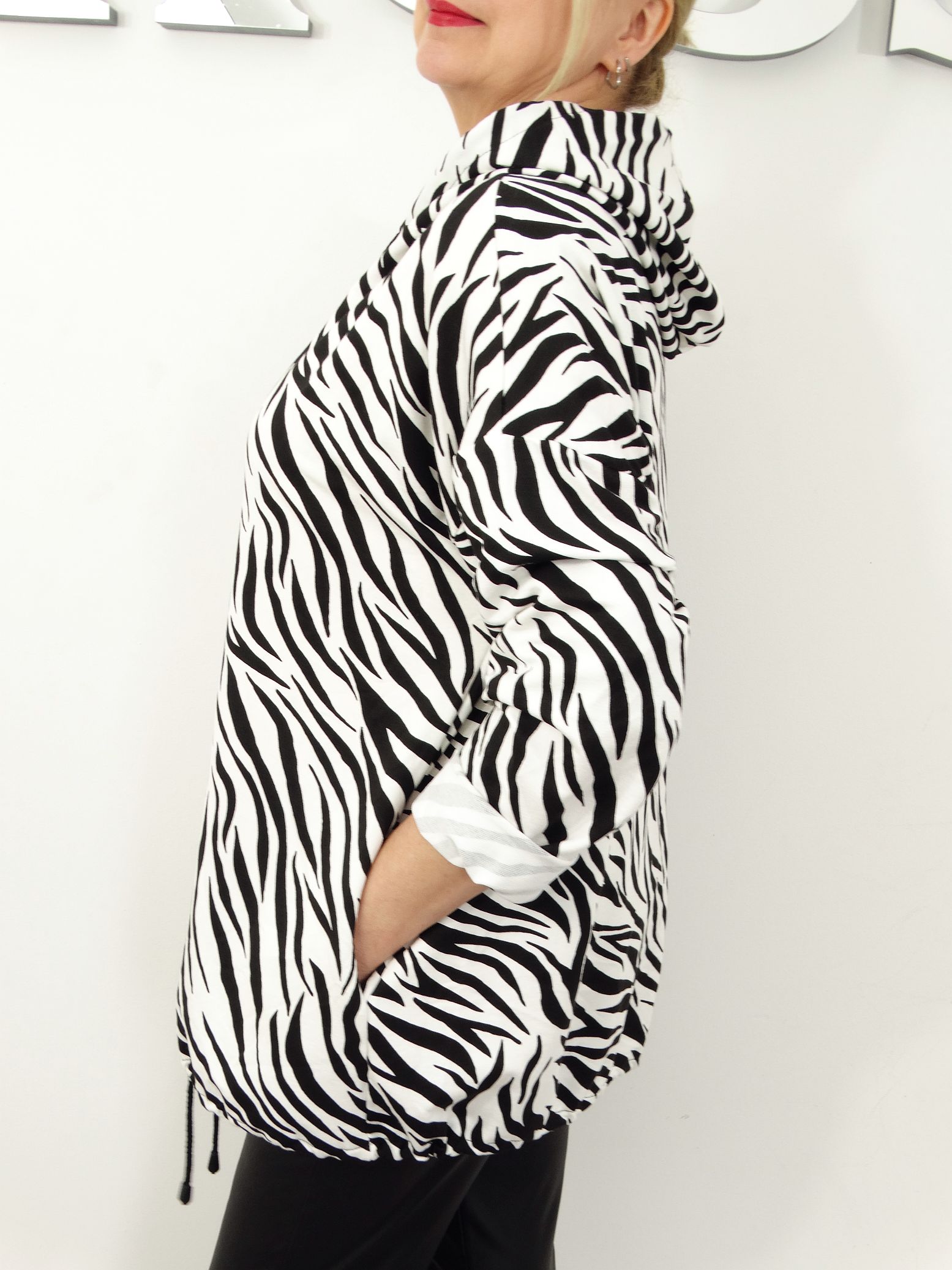 Lekka Bawełniana Bluza z Kapturem MIKA2 rozmiary od 48 do 54 zebra - obrazek 5